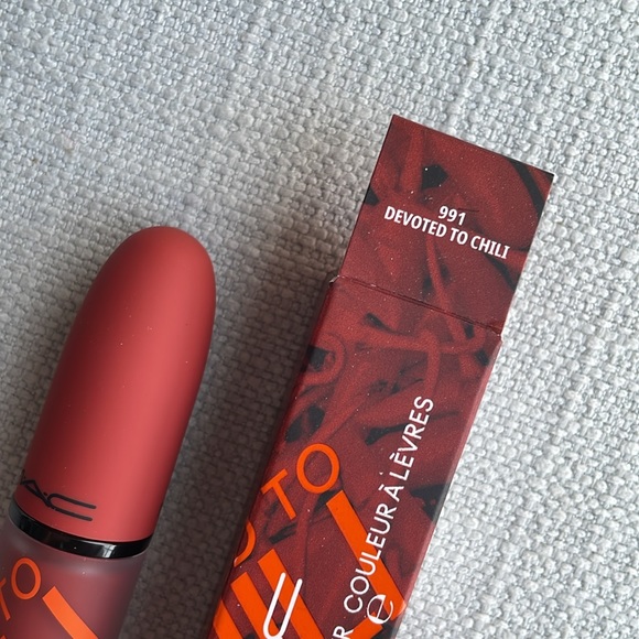 MAC Powder Kiss Liquid Lipcolour - devoted to chili - Picture 8 of 9